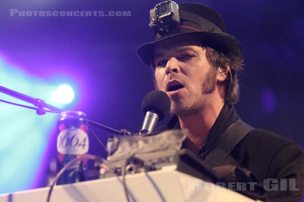 GAZ COOMBES - 2015-06-24 - PARIS - Place de la Republique - Gareth Michael Coombes